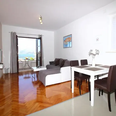 Apartment Dubreta *